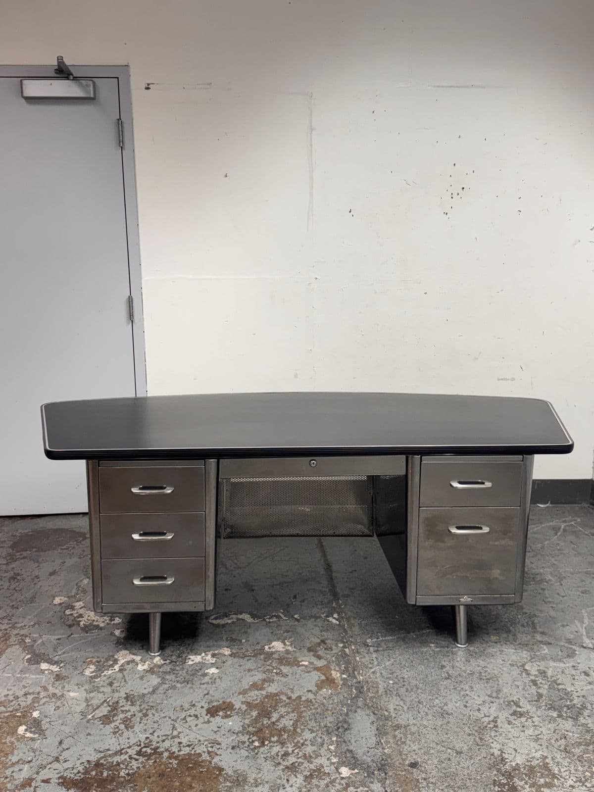 Mid 20th Century All Steel Equipment Tanker Desk - Thumbnail 3