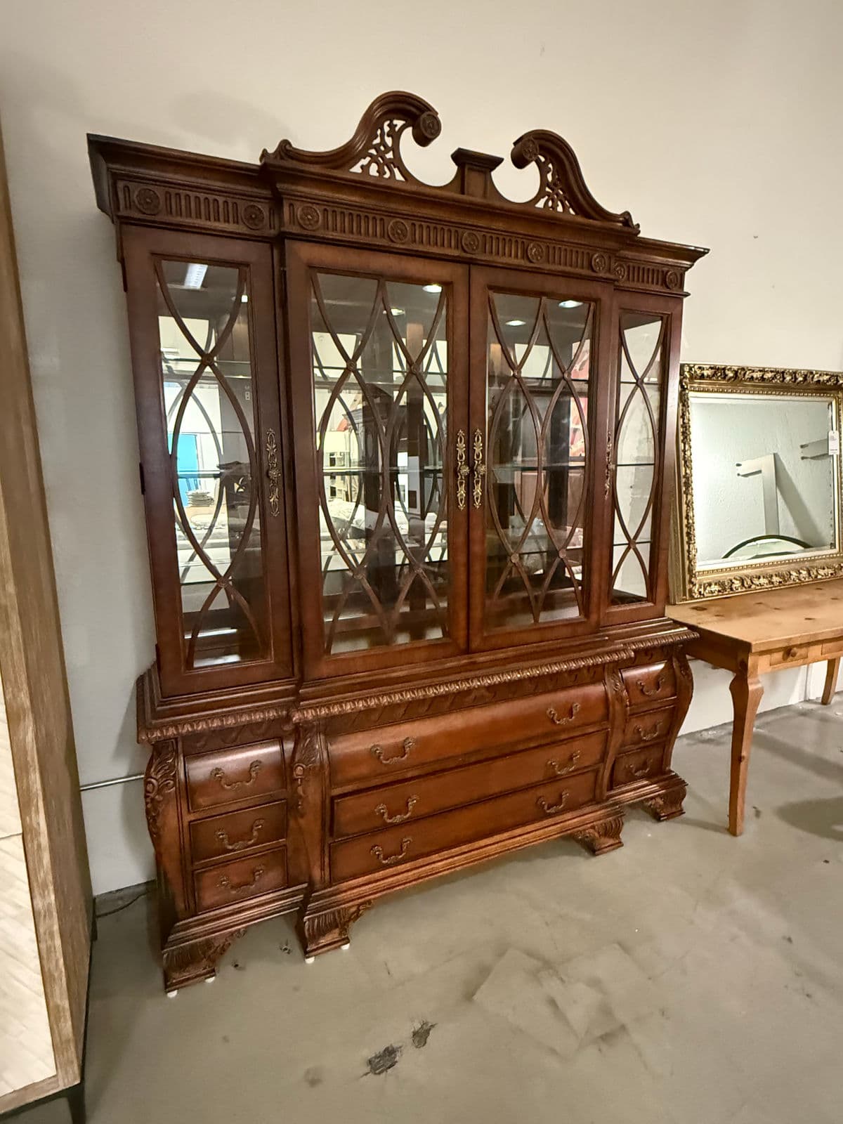 Federal Style Carved Mahogany Lighted Breakfront China Cabinet - Thumbnail 3