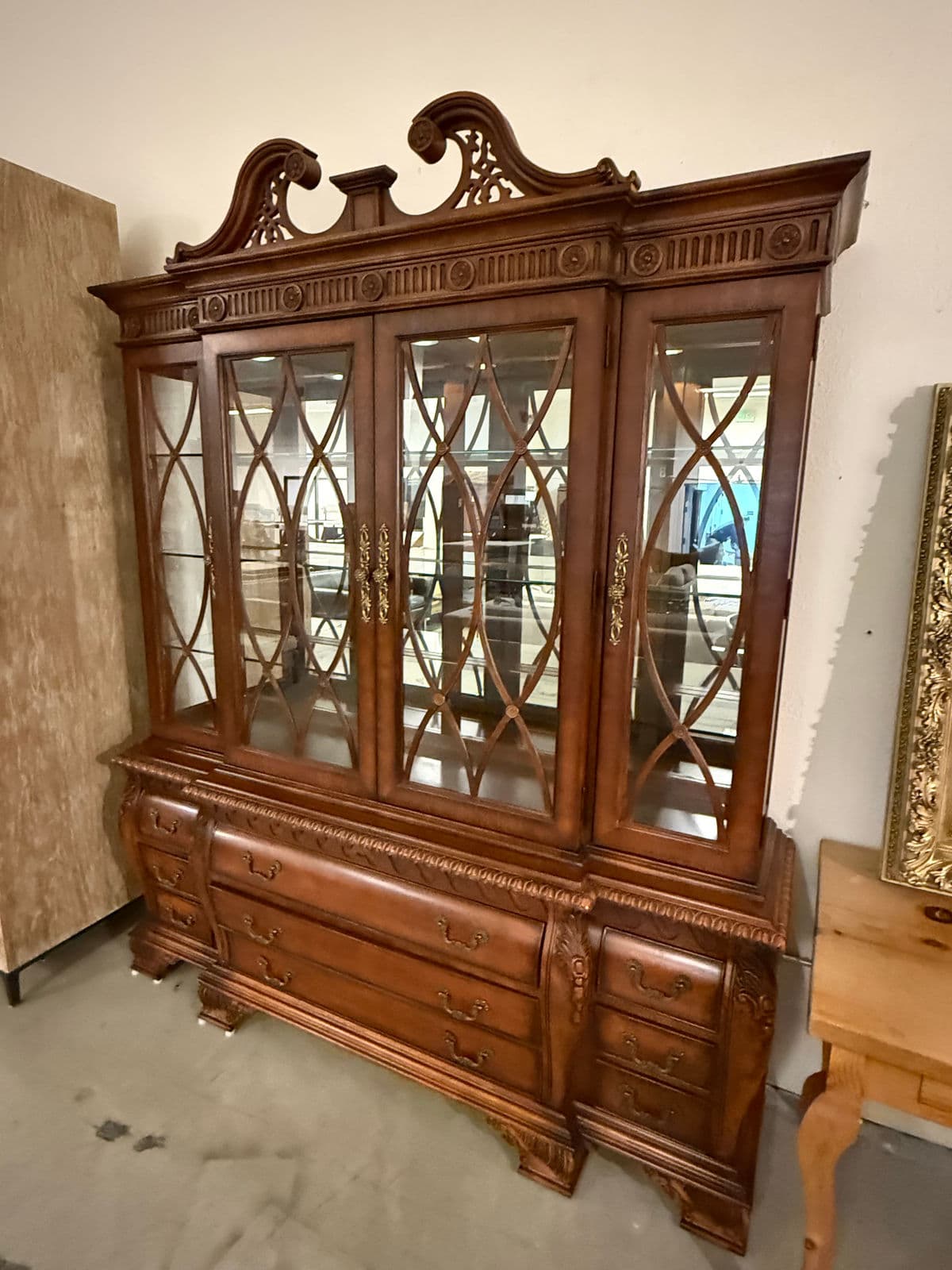 Federal Style Carved Mahogany Lighted Breakfront China Cabinet - Thumbnail 6