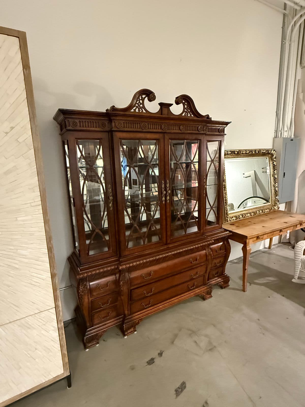 Federal Style Carved Mahogany Lighted Breakfront China Cabinet - Thumbnail 4