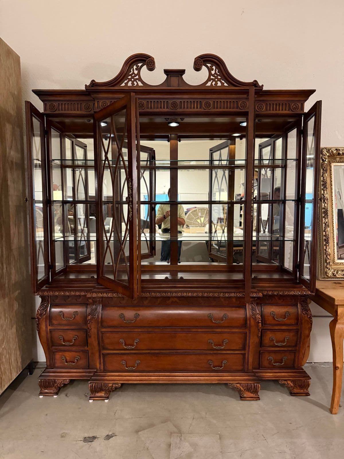 Federal Style Carved Mahogany Lighted Breakfront China Cabinet - Thumbnail 11