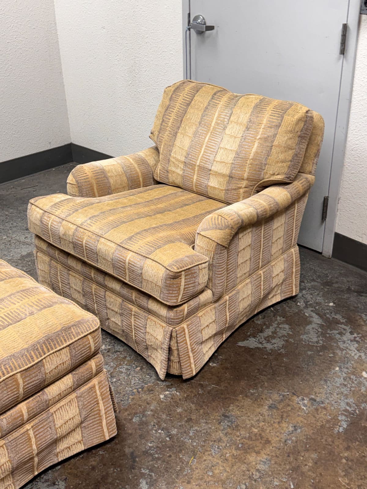 Vanguard Furniture Arm Chair + Ottoman Set - Thumbnail 5