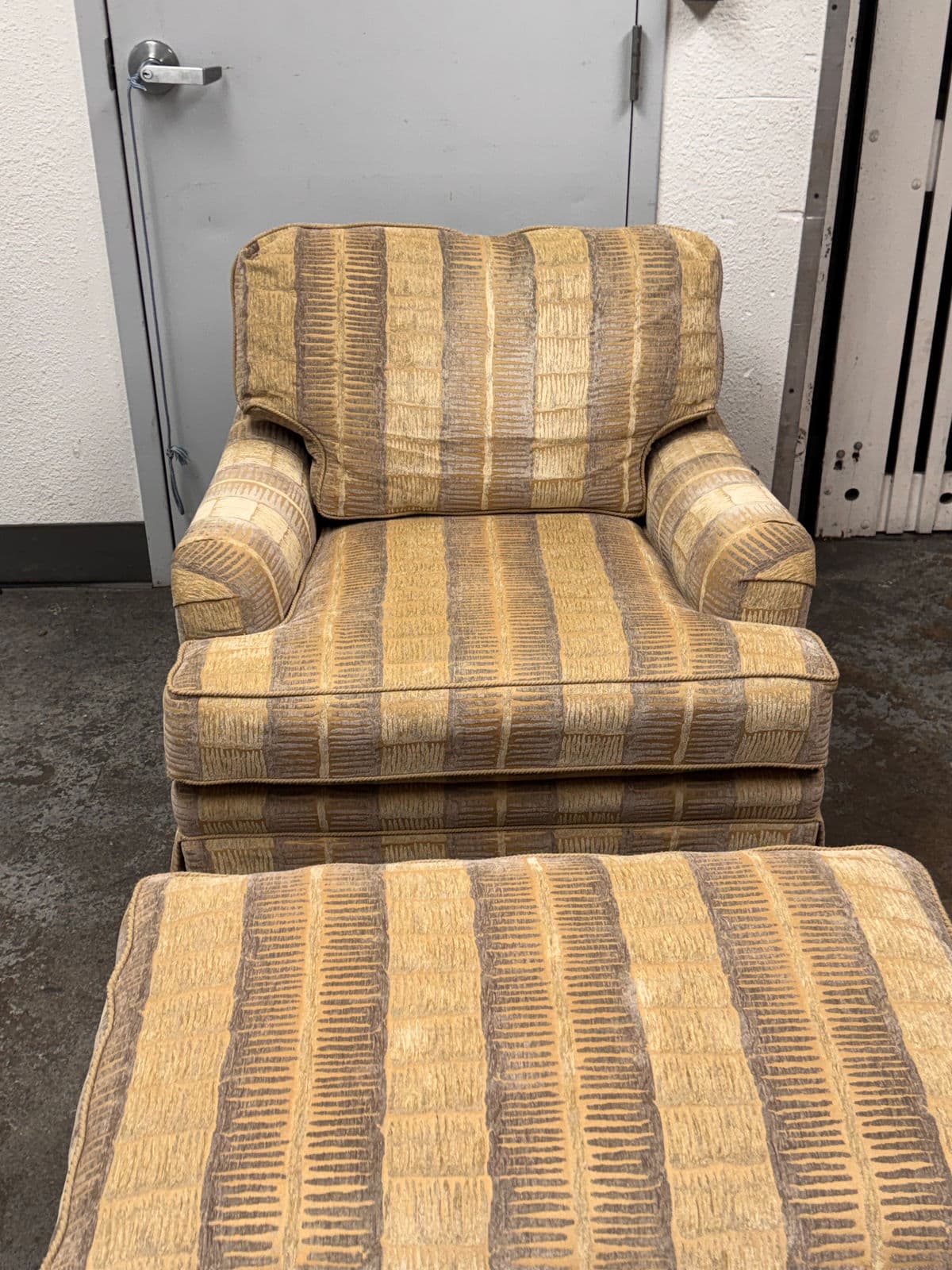 Vanguard Furniture Arm Chair + Ottoman Set - Thumbnail 11