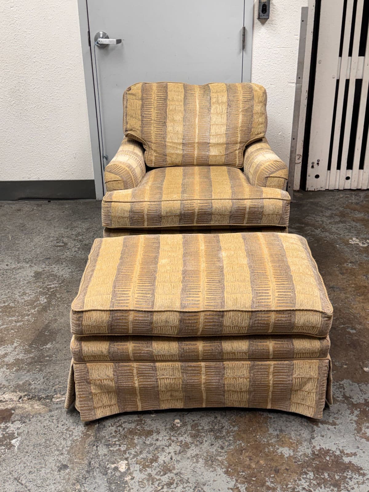 Vanguard Furniture Arm Chair + Ottoman Set - Thumbnail 6