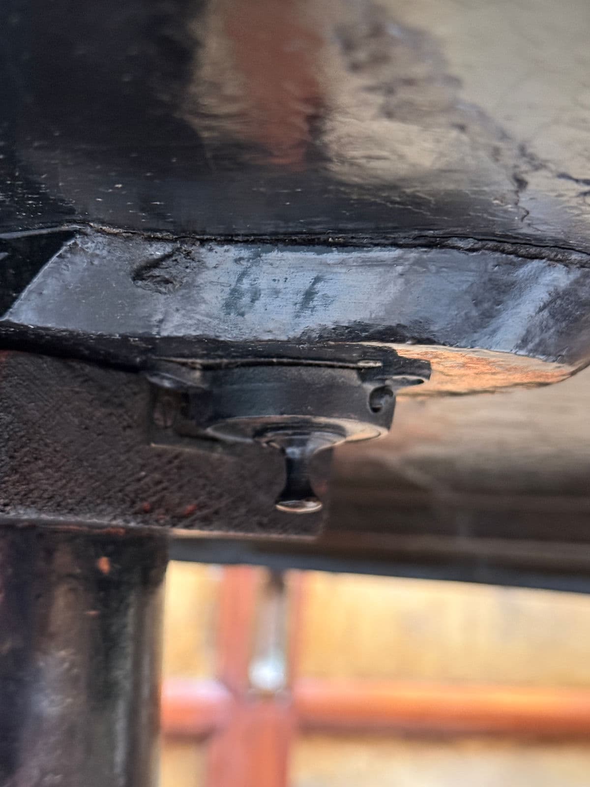 19th Century Victorian Tilt Top Pedestal Table - Thumbnail 8