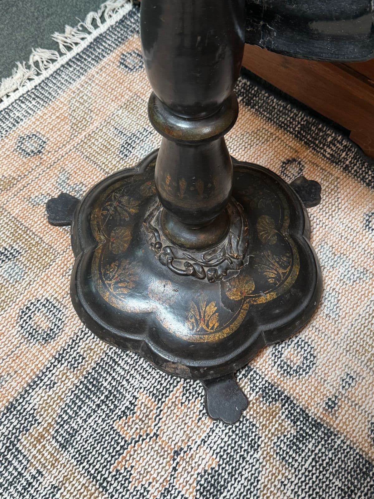 19th Century Victorian Tilt Top Pedestal Table - Thumbnail 12