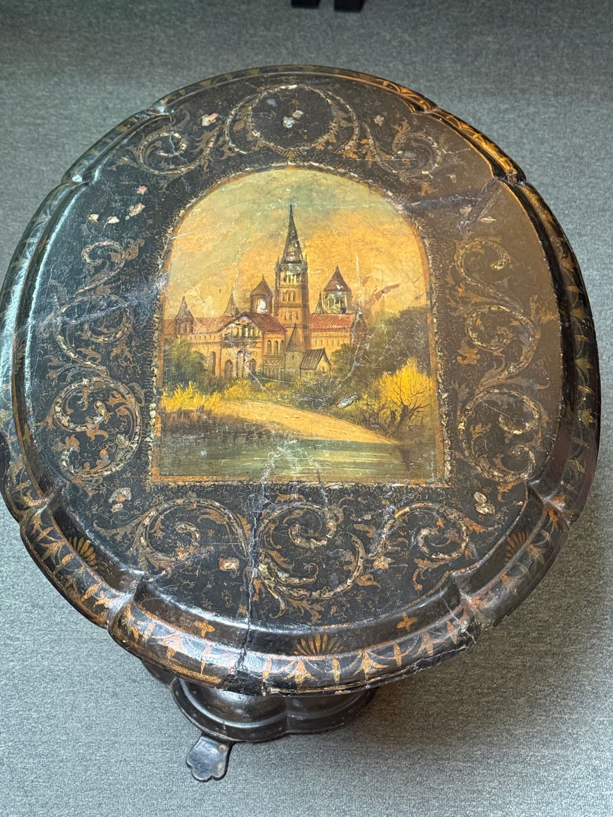 19th Century Victorian Tilt Top Pedestal Table - Thumbnail 9