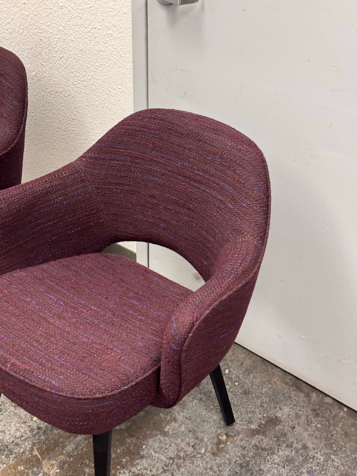 Eero Saarinen for Knoll Studio Aubergine Executive Armchairs, Pair - Thumbnail 12