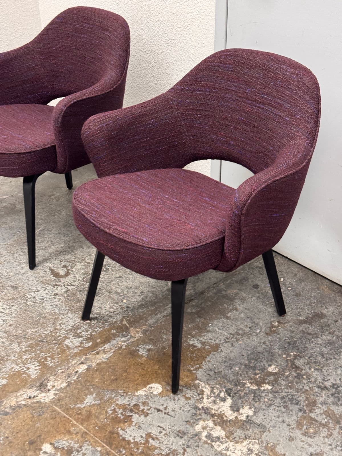 Eero Saarinen for Knoll Studio Aubergine Executive Armchairs, Pair - Thumbnail 9