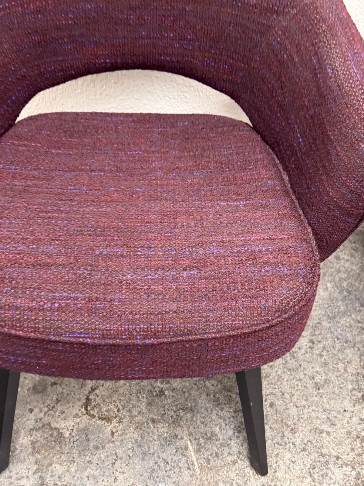 Eero Saarinen for Knoll Studio Aubergine Executive Armchairs, Pair - Thumbnail 3