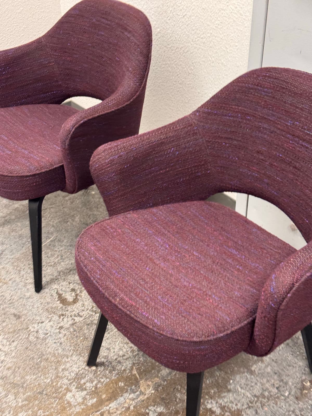 Eero Saarinen for Knoll Studio Aubergine Executive Armchairs, Pair - Thumbnail 13
