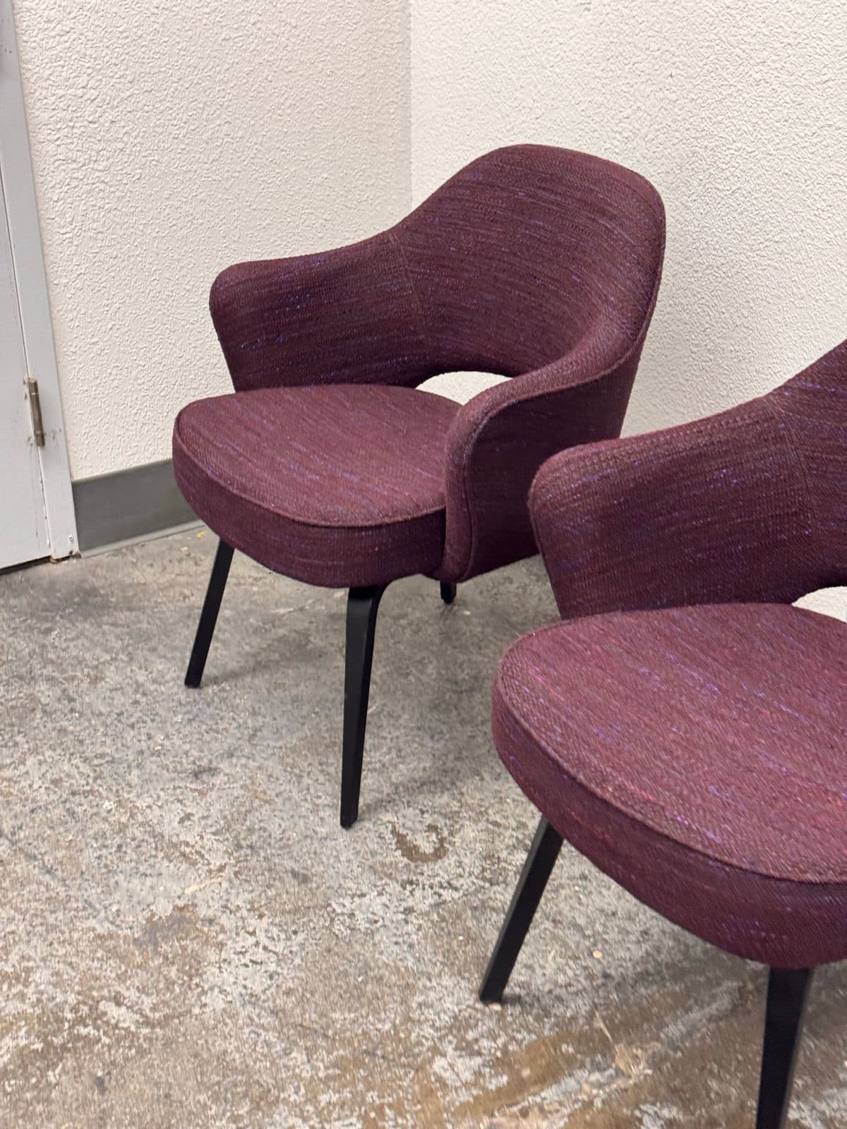 Eero Saarinen for Knoll Studio Aubergine Executive Armchairs, Pair - Thumbnail 11