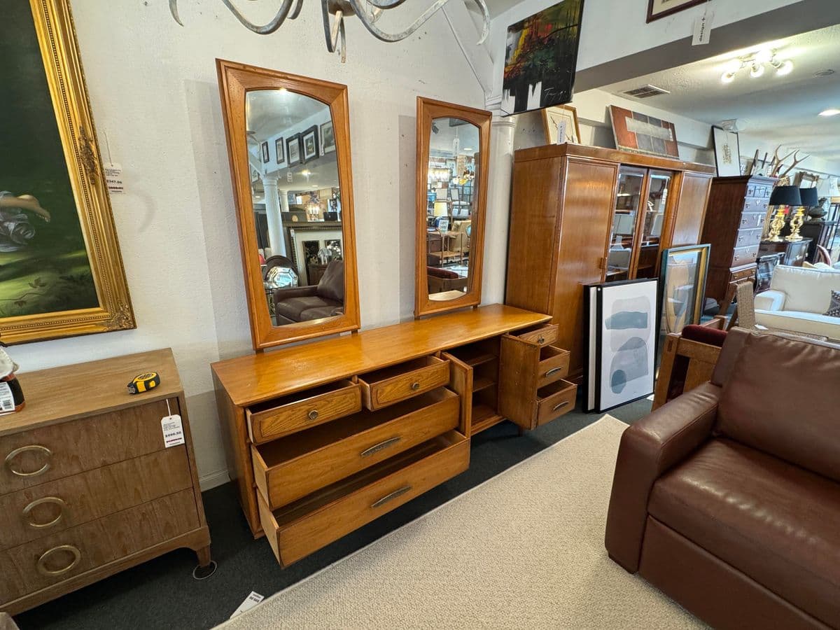 Heritage Brutalist Oak Wood Dresser With Dual Mirrors - Thumbnail 4