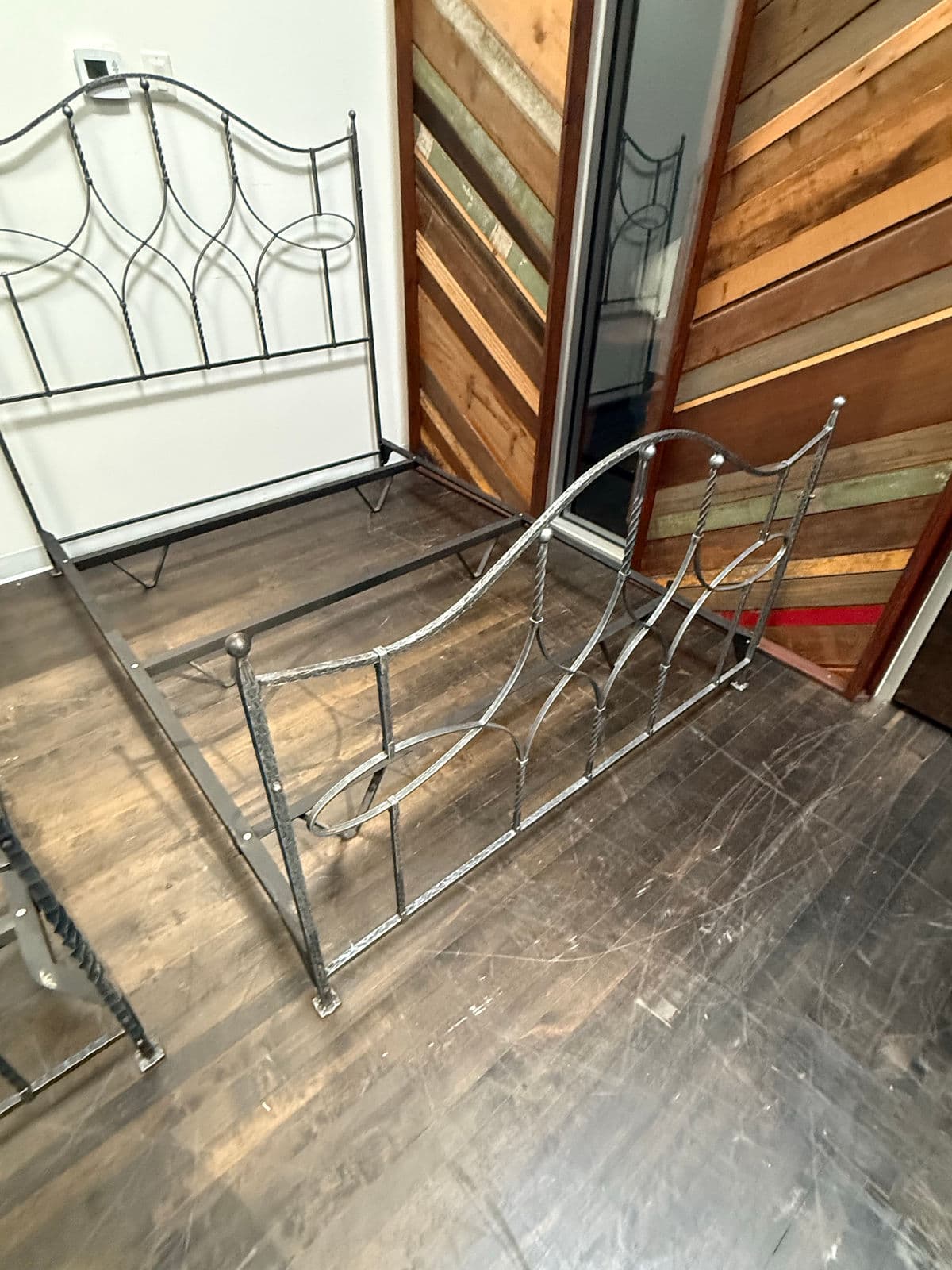 Queen Size Claudio Rayes Iron Bed Frame, Model 24 - Thumbnail 5