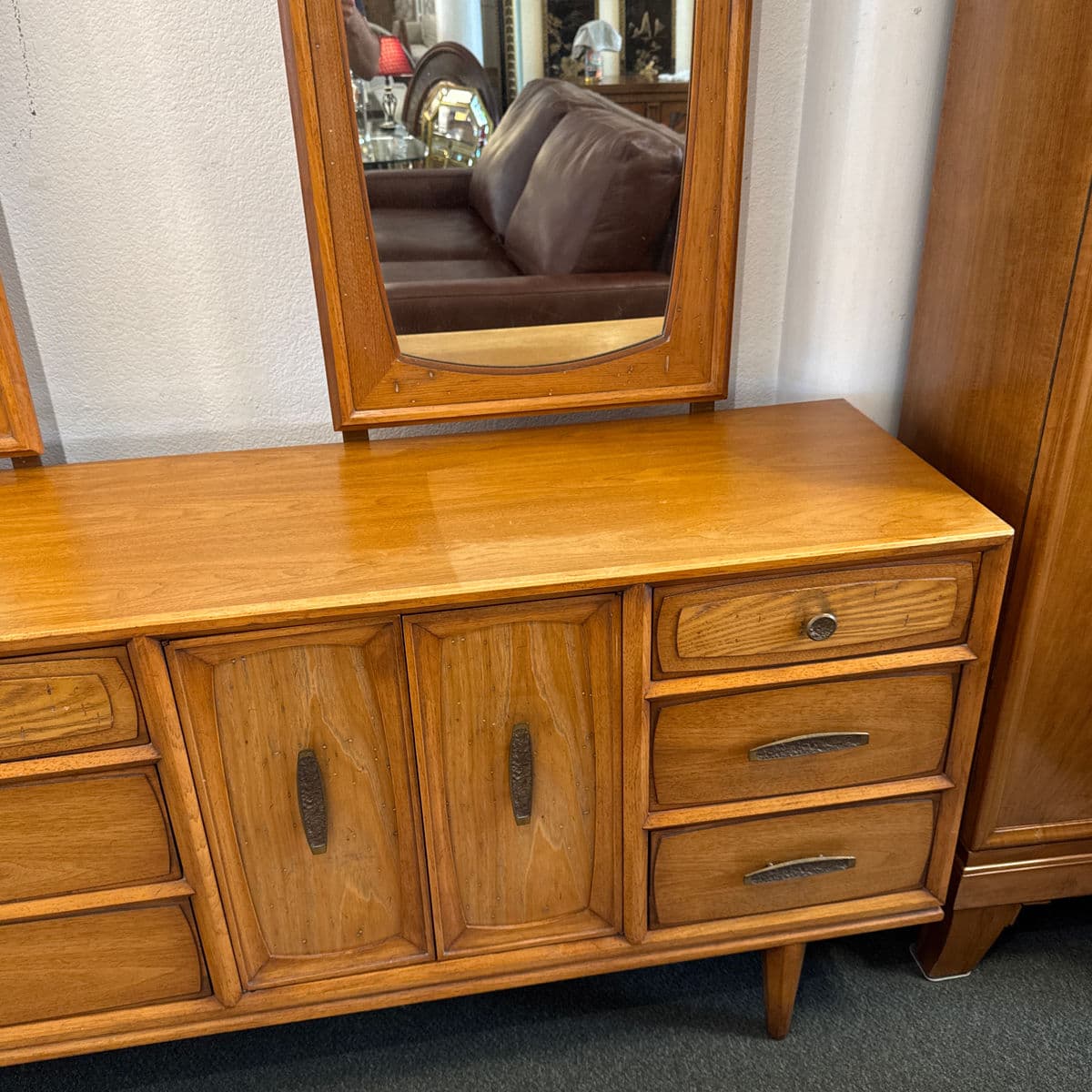 Heritage Brutalist Oak Wood Dresser With Dual Mirrors - Thumbnail 12