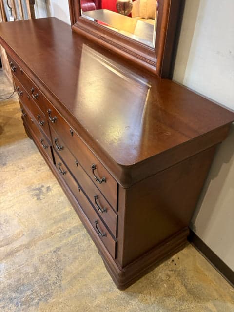 Broyhill Dresser With 8 Drawers And Mirror - Thumbnail 4