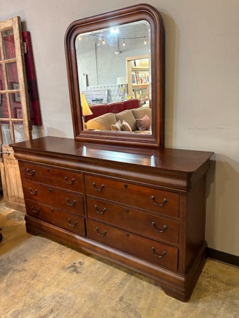 Broyhill Dresser With 8 Drawers And Mirror - Image 1