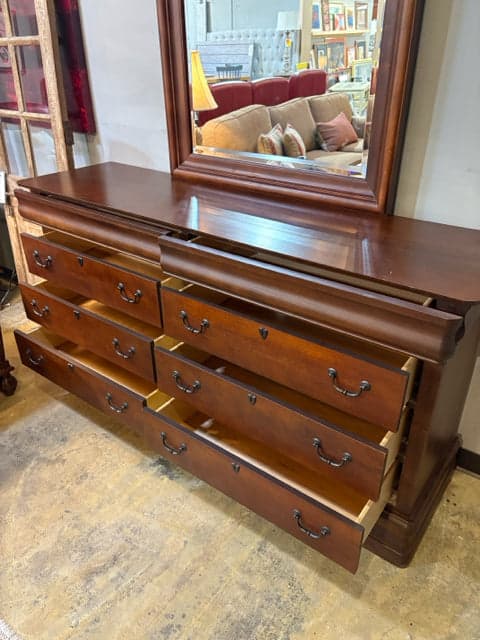 Broyhill Dresser With 8 Drawers And Mirror - Thumbnail 2