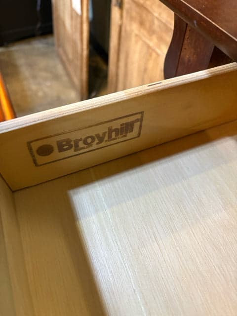 Broyhill Dresser With 8 Drawers And Mirror - Thumbnail 3