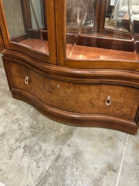 Thomasville Bogart Bel Aire Mahogany Lighted Curio Cabinet - Thumbnail 3