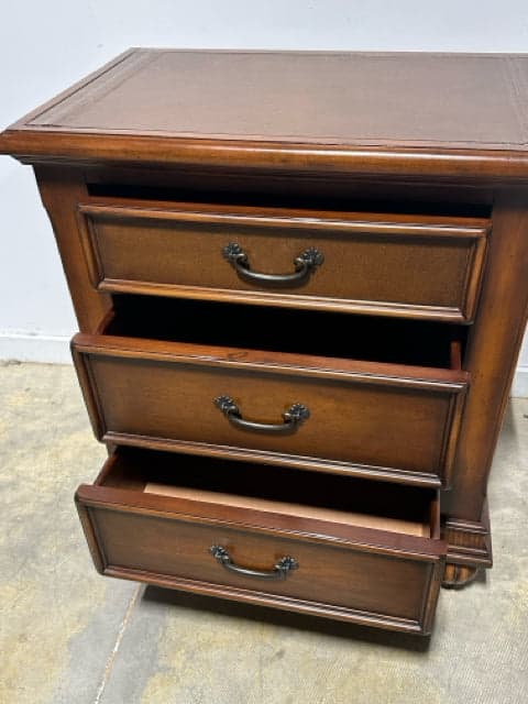 Ashley Wood 3-Drawer Nightstand - Thumbnail 2