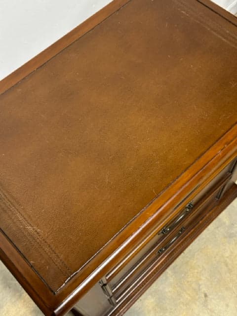 Ashley Wood 3-Drawer Nightstand - Thumbnail 3