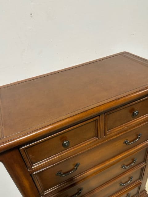 Ashley 6-Drawer Wood Dresser - Thumbnail 3
