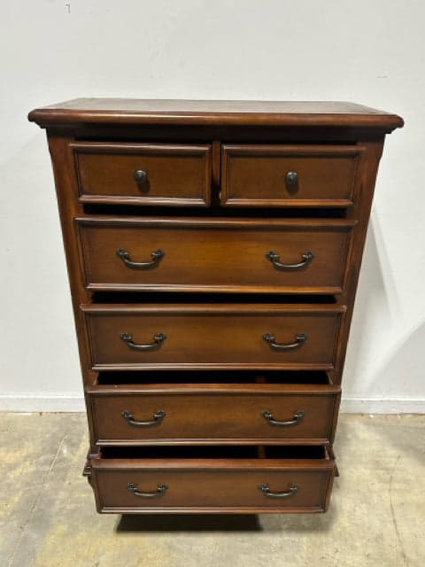 Ashley 6-Drawer Wood Dresser - Thumbnail 4