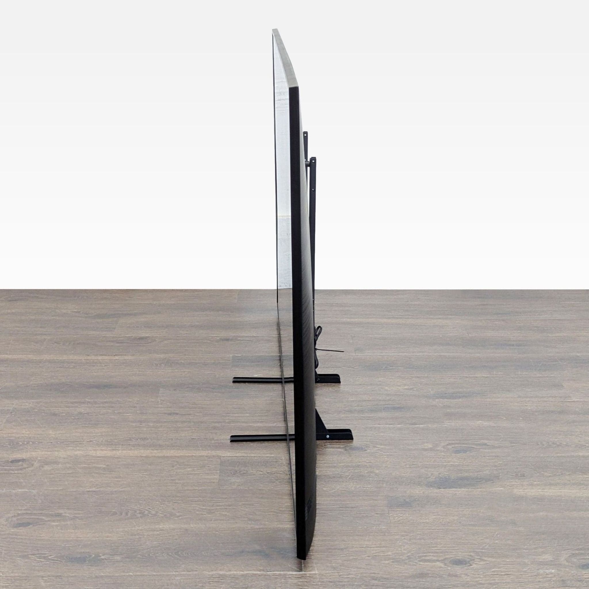 Samsung 65-Inch 4K Ultra HD Smart TV - Excellent Condition - Thumbnail 3