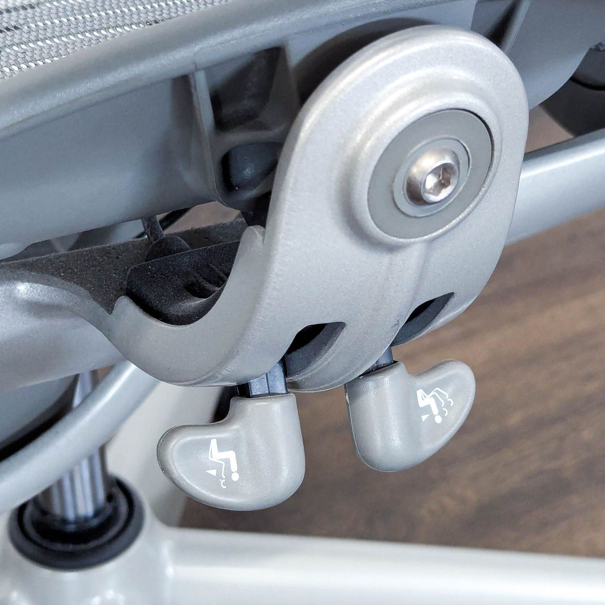 Herman Miller Aeron Ergonomic Office Chair - Light Gray Mesh - Thumbnail 6