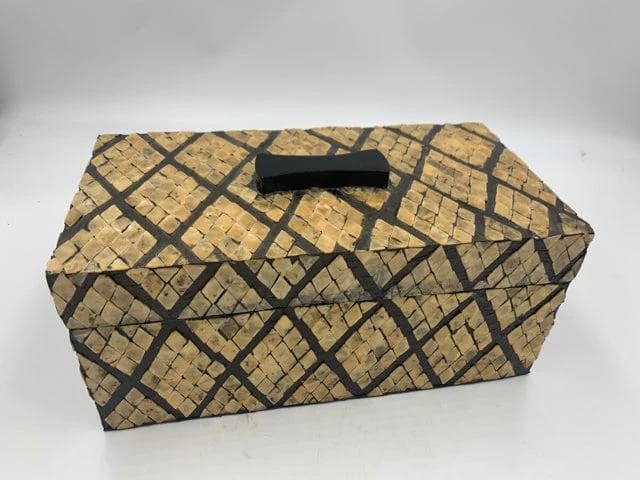 Decorative Shell Box with Lid - Image 1