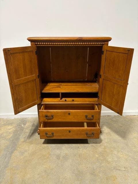 Wynwood Media Cabinet With 2 Doors - Thumbnail 3