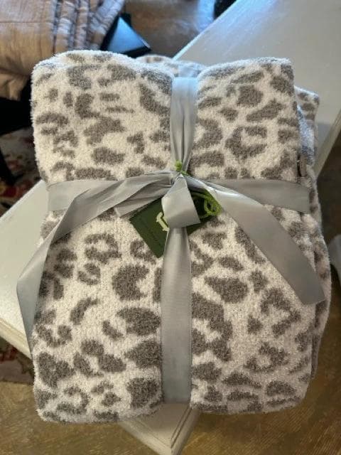 *NEW* Luxe Wearable Blanket-Leopard - Image 1