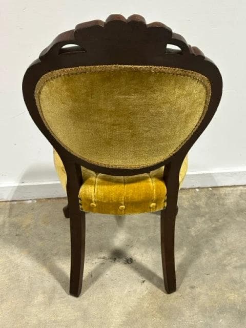 Victorian-Style Balloon Back Yellow Tufted Velvet Side Chair - Thumbnail 3