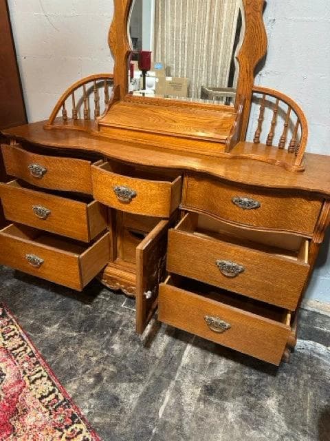 Lexington Antique Oak Dresser With Mirror - Thumbnail 2