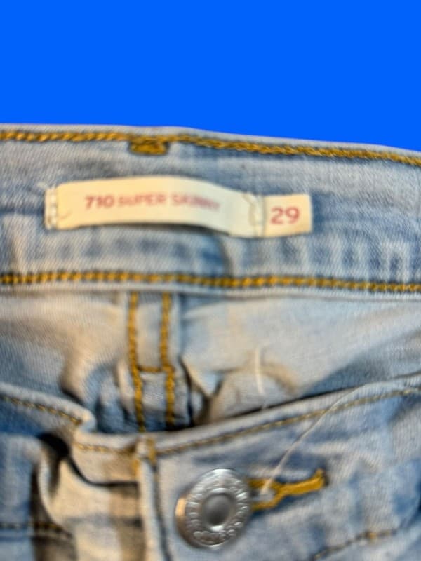 Levi's Women's 710 Super Skinny Light Wash Jeans Size 29x30 - Thumbnail 3