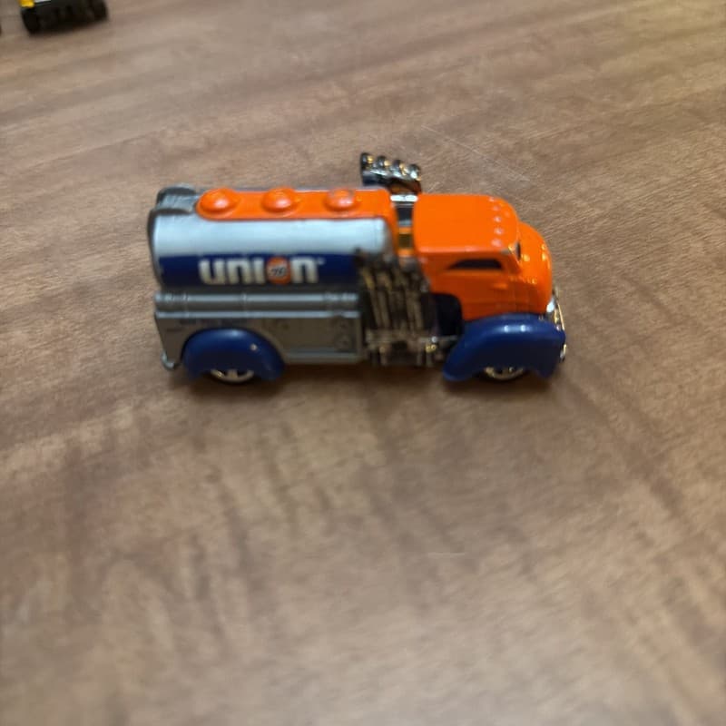 Hot Wheels 2017 Fast Gassin' Union 76 Tanker - Image 1