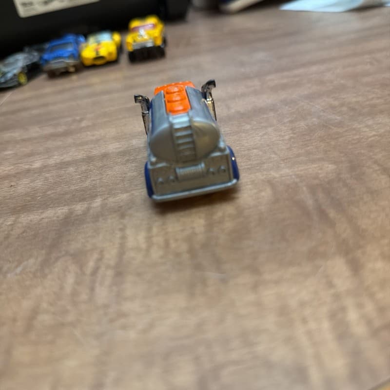 Hot Wheels 2017 Fast Gassin' Union 76 Tanker - Thumbnail 4