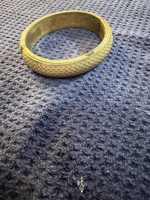 Gold Tone Hinged Bangle Bracelet Basket Weave Embossed Box Clasp No Hallmarks - Image 1