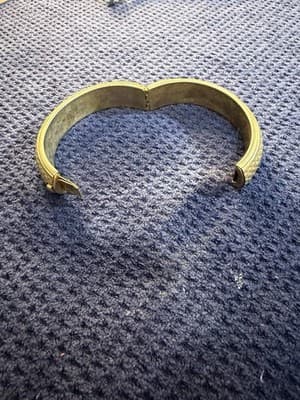 Gold Tone Hinged Bangle Bracelet Basket Weave Embossed Box Clasp No Hallmarks - Thumbnail 3