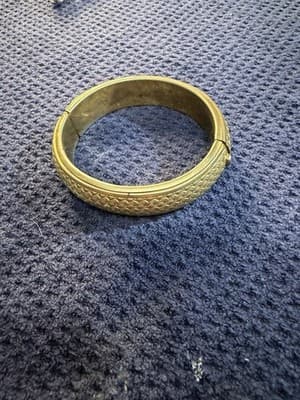 Gold Tone Hinged Bangle Bracelet Basket Weave Embossed Box Clasp No Hallmarks - Thumbnail 2