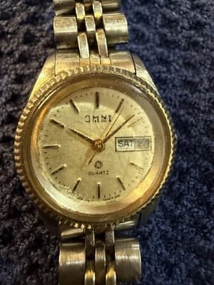 Vintage Omni Quartz Ltd Ladies Watch Gold Tone Day Date Hong Kong Jubilee RUNS - Thumbnail 2