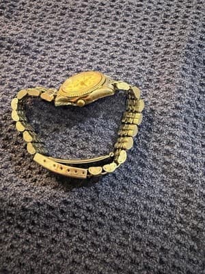 Vintage Omni Quartz Ltd Ladies Watch Gold Tone Day Date Hong Kong Jubilee RUNS - Thumbnail 7