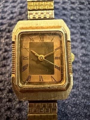 Vintage 1980s Betty's Import Ladies Gold Tone Running Quartz Watch Hong Kong - Thumbnail 4