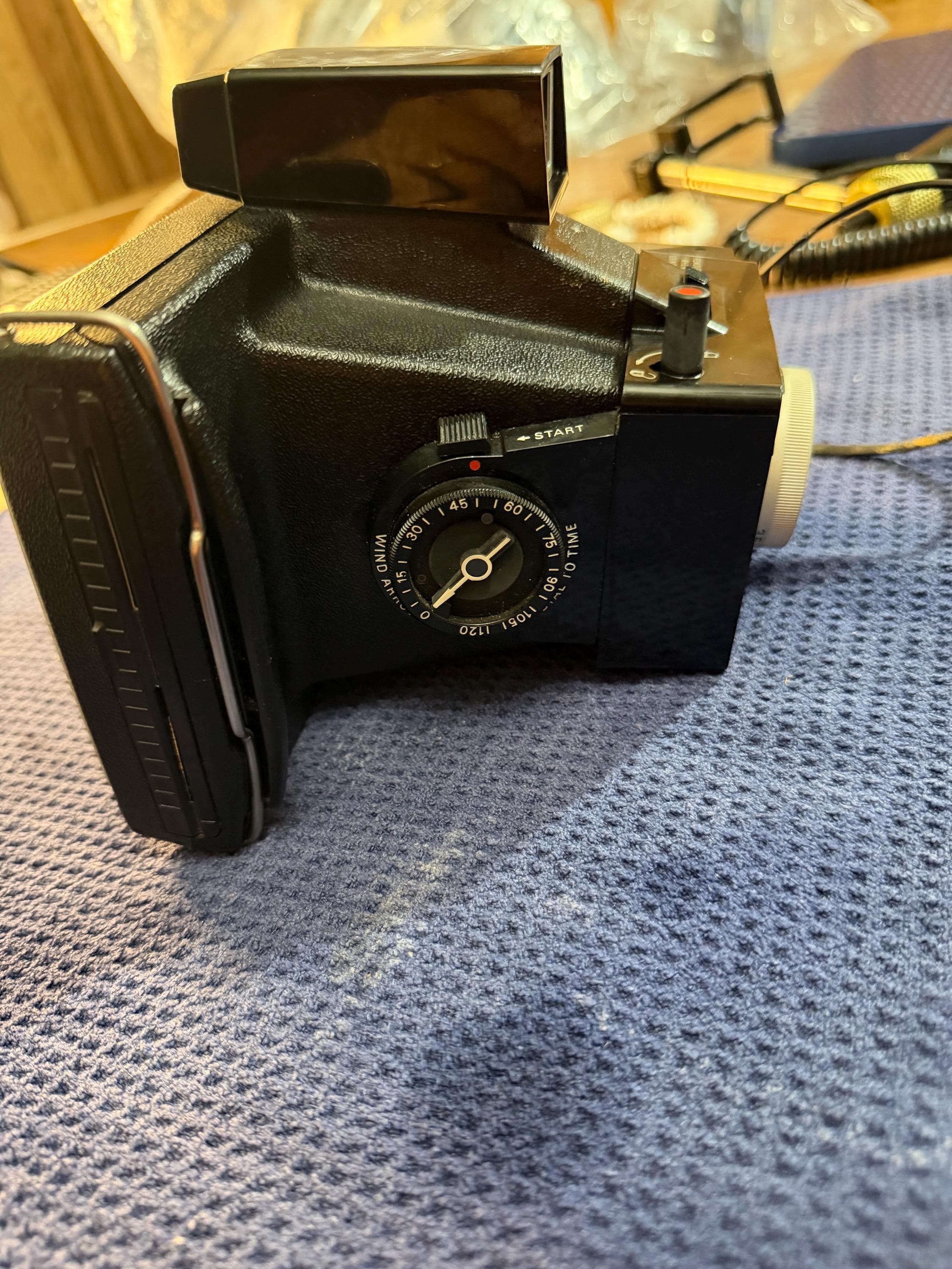 Vintage Polaroid Land Camera Super Colorpack — 1970s Instant Film Camera with Flash Cube & Cold Clip — Display or Collector Piece - Thumbnail 3