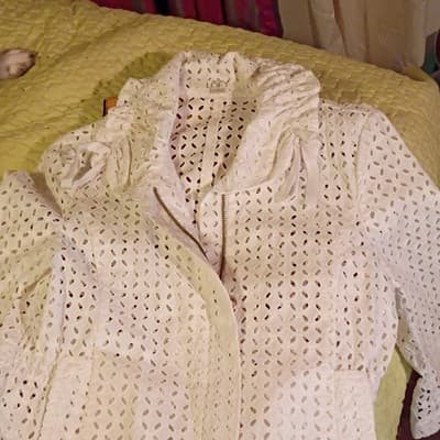 Ann Taylor LOFT Eyelet Zip Jacket White Collared Pockets Ruffle Geometric Sz 4