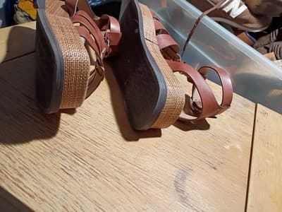 Sam Edelmon Wedged 3 Inch Ankle Strap Sandle With Gold Hardware - Thumbnail 4