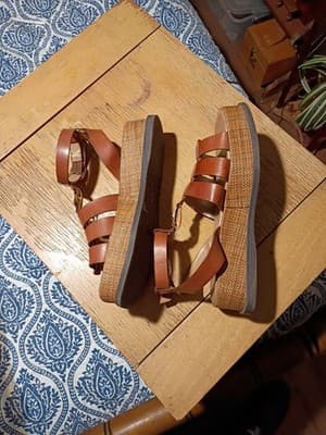 Sam Edelmon Wedged 3 Inch Ankle Strap Sandle With Gold Hardware - Thumbnail 2