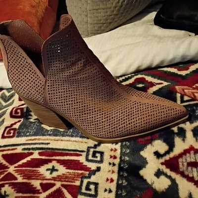 Vince Camuto Gibbela Perforated Woven Booties Tan Sz 11 Zip Detail