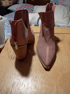 Vince Camuto Women's Light Pink Leather Ankle Boot With 4inch Heel - Thumbnail 3